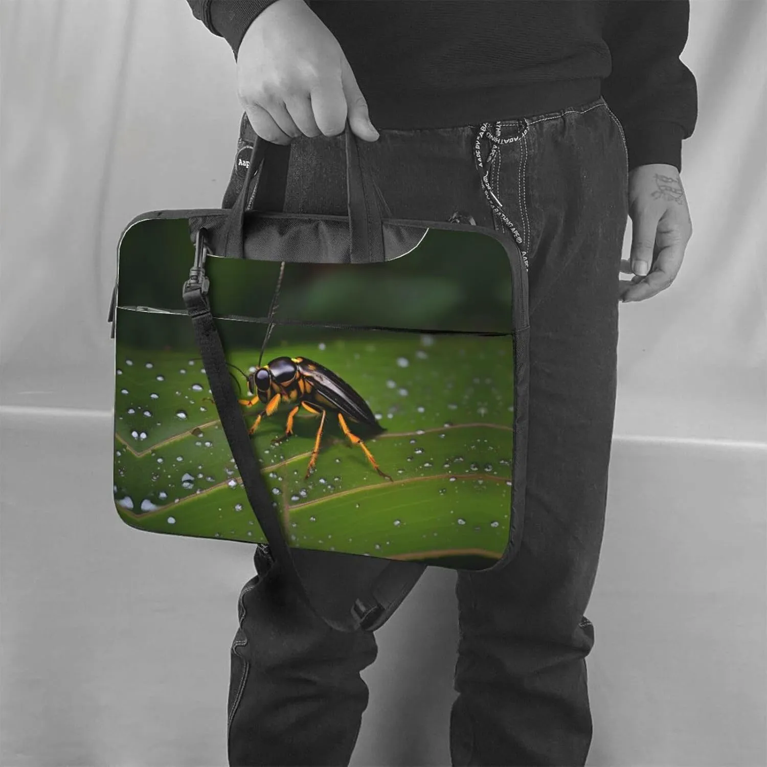 Insects on leaves pattern Ultra-thin portable shoulder laptop bag Stylish and Protective Shockproof soft lining